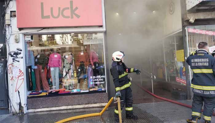 Incendio en un local de la Av. Cabildo provoca la hospitalización de cuatro personas