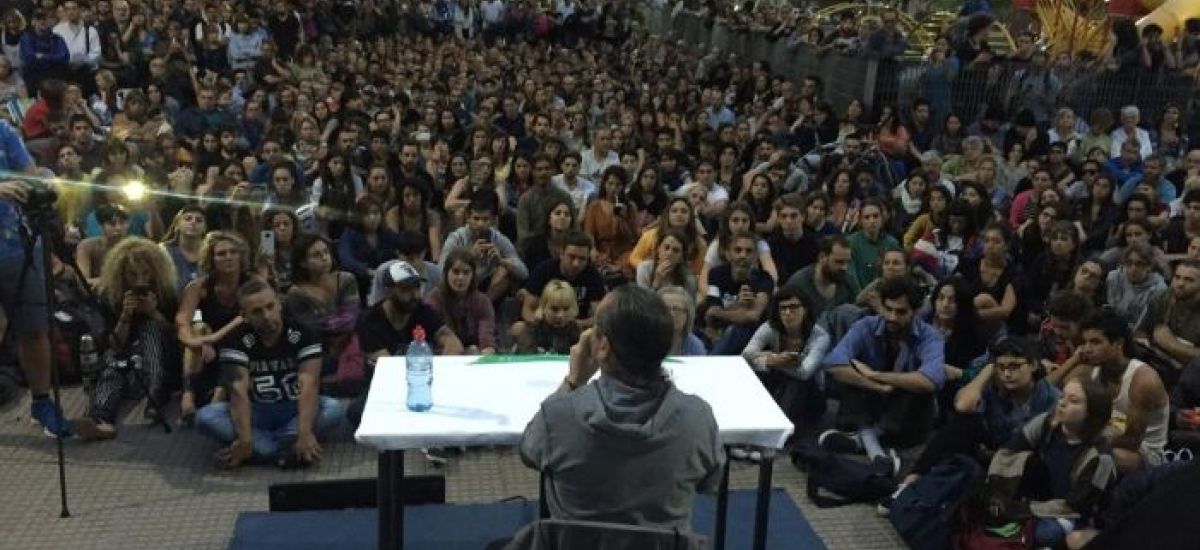 Dario Sztajnszrajber en la Plaza Zapiola