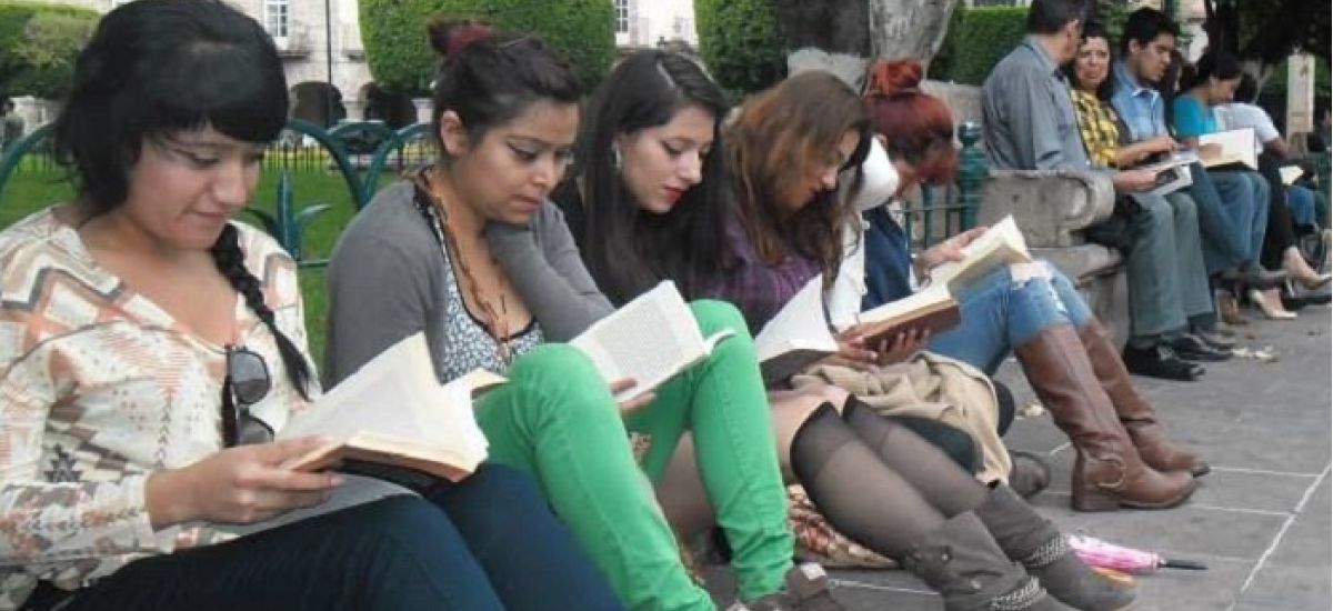 leyendo en plaza