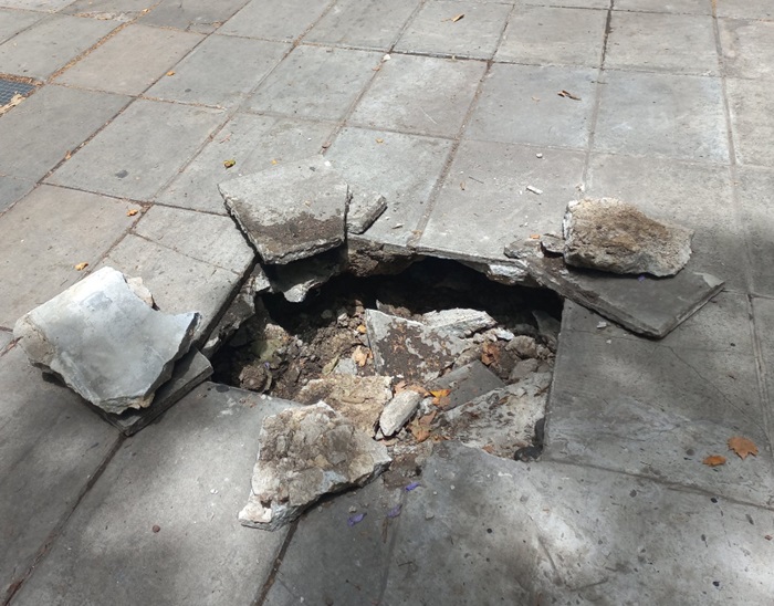 Piden la reparación de un peligroso pozo en el asfalto en Emir Mercader, esquina Mariano Acha