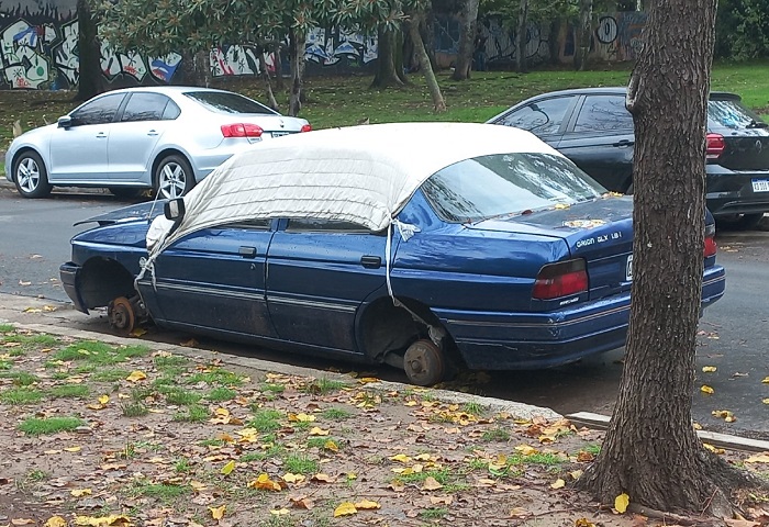 Polémica en Villa Urquiza: autos estacionados sin ruedas y tapados para evitar robos