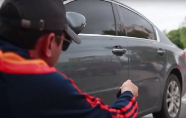 Comuna 11: Detienen a un menor de edad por intentar robar un auto usando un inhibidor de señal