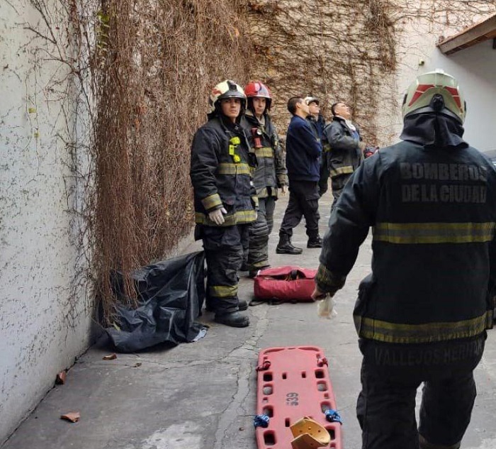 Villa Urquiza: operativo de Bomberos y Policía Forense tras el hallazgo de una mujer muerta en un garage