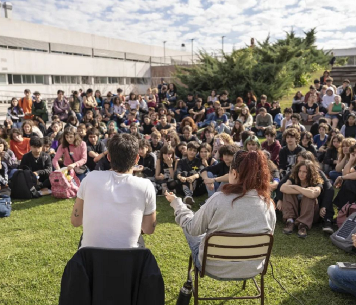 Ofelia Fernández y Pedro Rosemblat dieron una charla con estudiantes en el Polo Educativo Saavedra