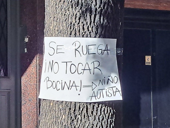 En una esquina de Villa Urquiza piden no tocar bocina porque vive un niño con autismo