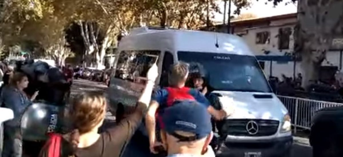 Escrachan a Macri en Villa Pueyrredón