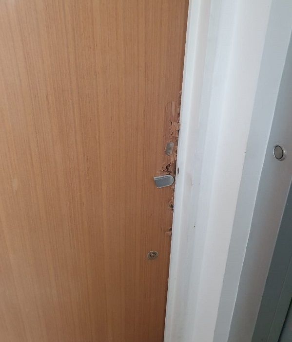 puerta violentada